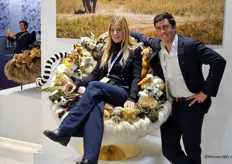 Pauline Montironi en Alex Verstreaten van AP collection op de nieuwe African Safari Sofa.
